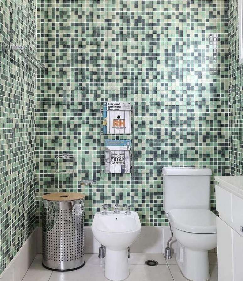 66. Decoração simples para banheiro com pastilha de vidro em tons de verde – Foto: Taiane Falk