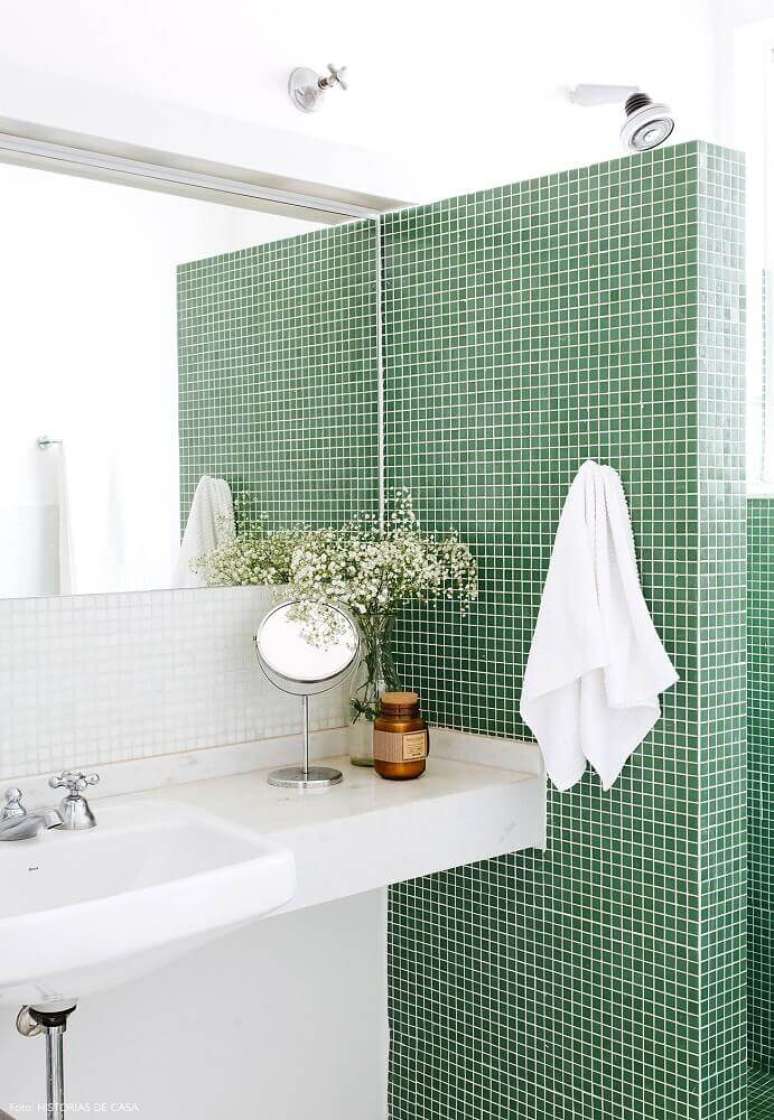 68. Banheiro com pastilha verde e decoração simples – Foto: Pinterest