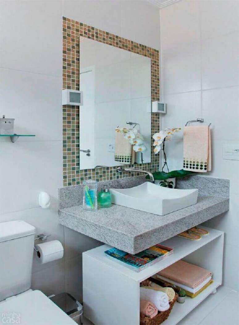 8. Decoração simples para banheiro com pastilha apenas ao redor do espelho – Foto Liusn