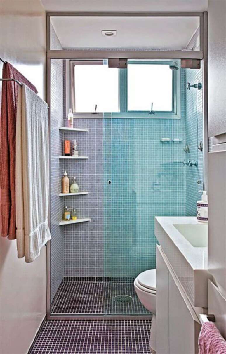 69. Decoração para banheiro pequeno com pastilha cinza nas paredes e azul escura no chão – Foto: The Holk