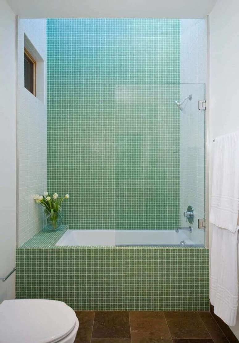 71. Decoração para banheiro com pastilha verde e piso marrom – Foto: One Kindesign