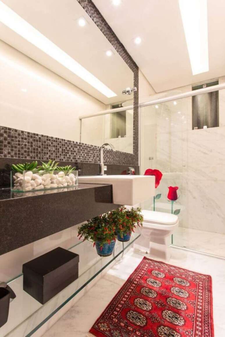 72. O banheiro com pastilha preta é perfeito para quem busca um toque sofisticado – Foto: Laura Santos Arquitetura