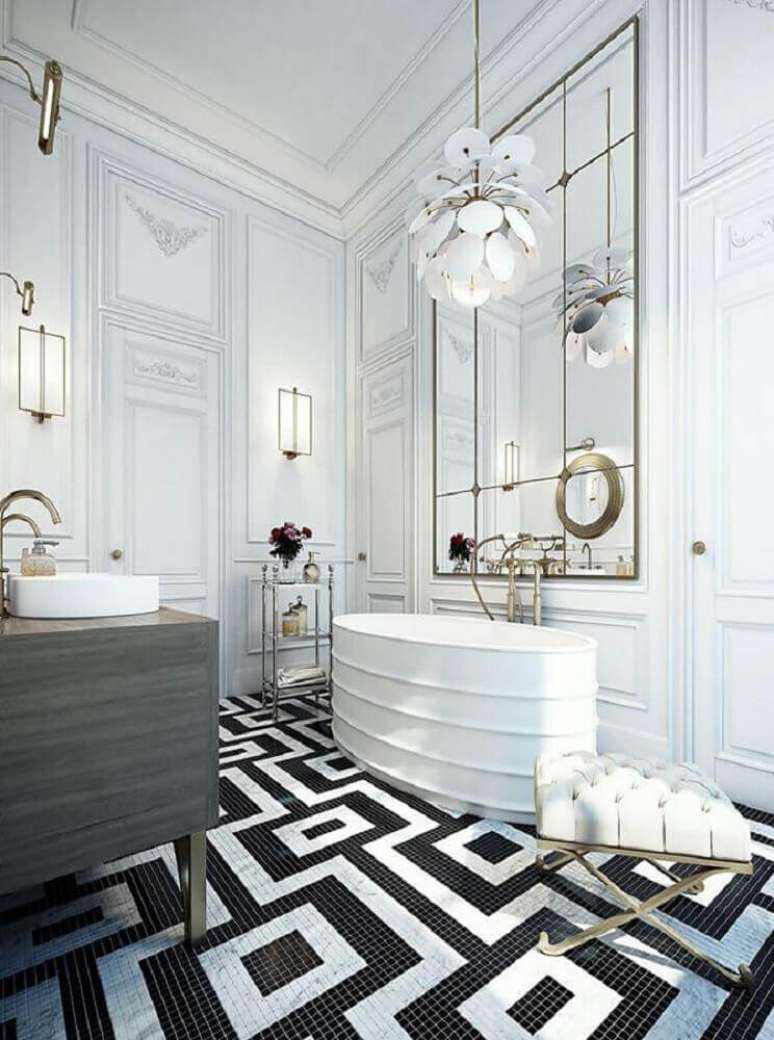 6. Decoração sofisticada para banheiro com pastilha preta e branca no chão – Foto: Pinterest