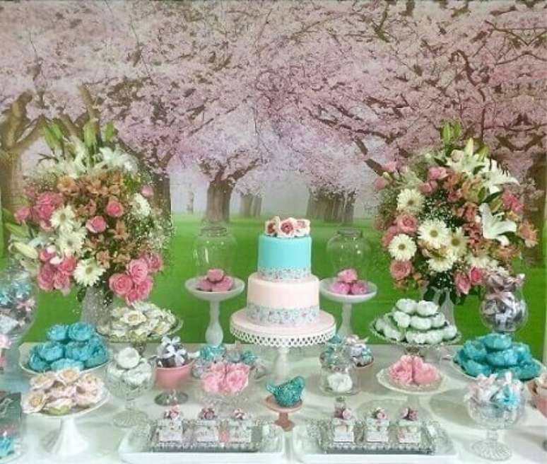 15 anos: 14 bolos com flor para festas na primavera – ou não