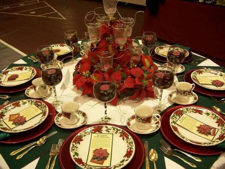 15- O arranjo central e a estampa dos pratos da mesa são da flor estrela de natal. Fonte: Menina de Atitude