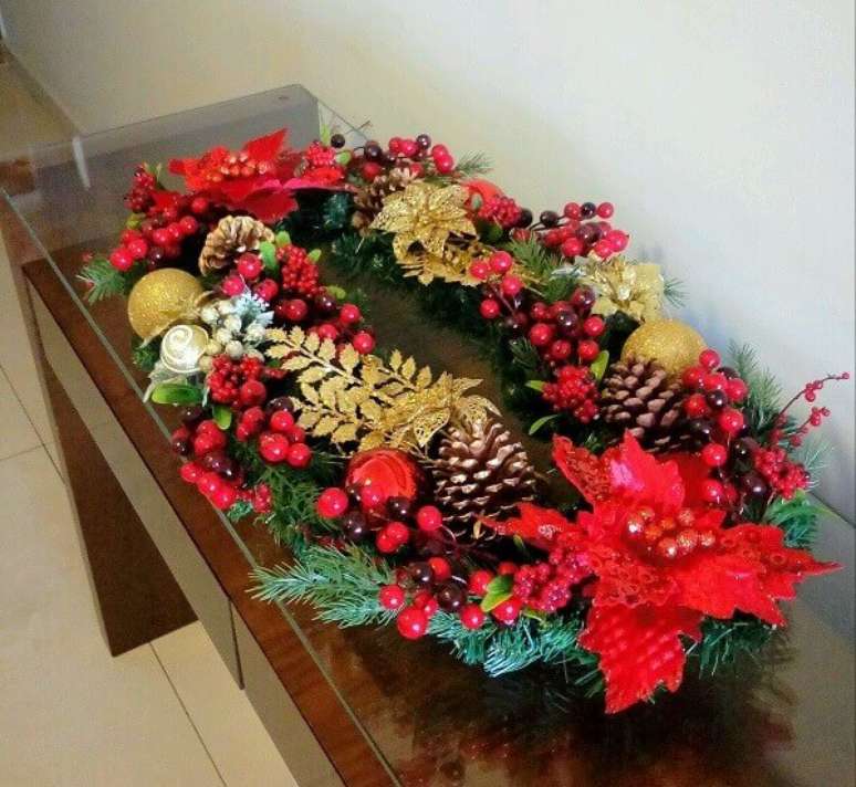 22- Arranjos artificiais como as guirlandas ficam enriquecidas com flor de natal. Fonte: Pinterest