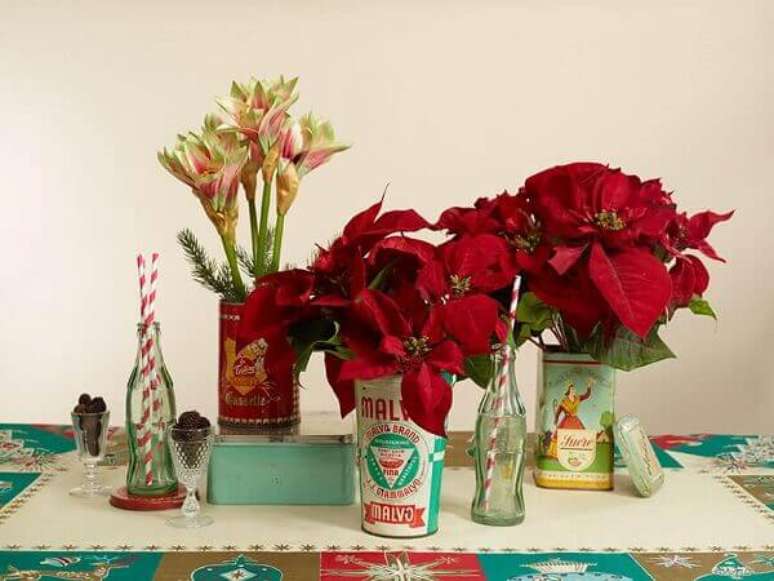30- A flor de natal enfeita utensílios em estilo vintage. Fonte: Studio Lab Deccor