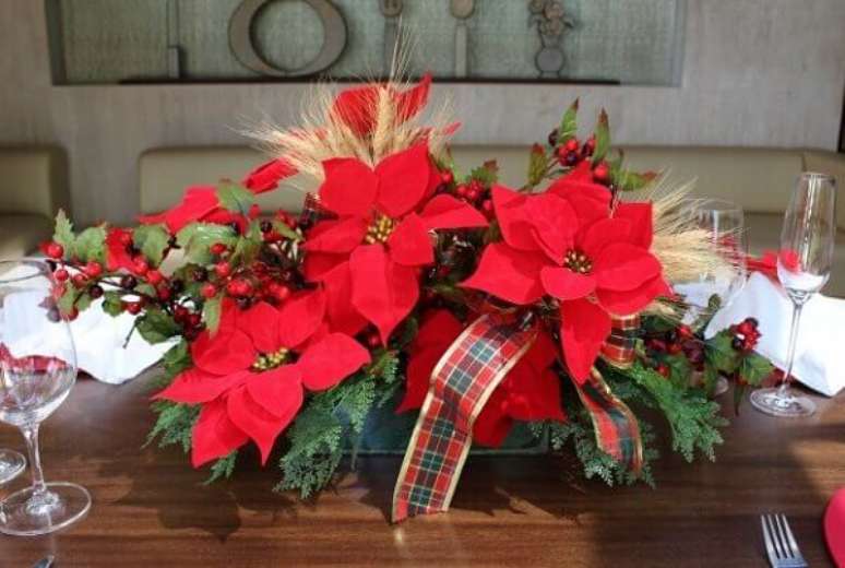 37- No arranjo central da mesa foi utilizado trigo, fitas e flor de natal. Fonte: L&ecirc; Diniz