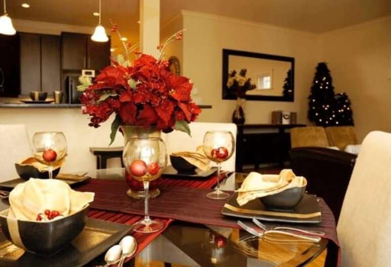 40- A flor de natal é o principal destaque na mesa de jantar. Fonte: Getty Images