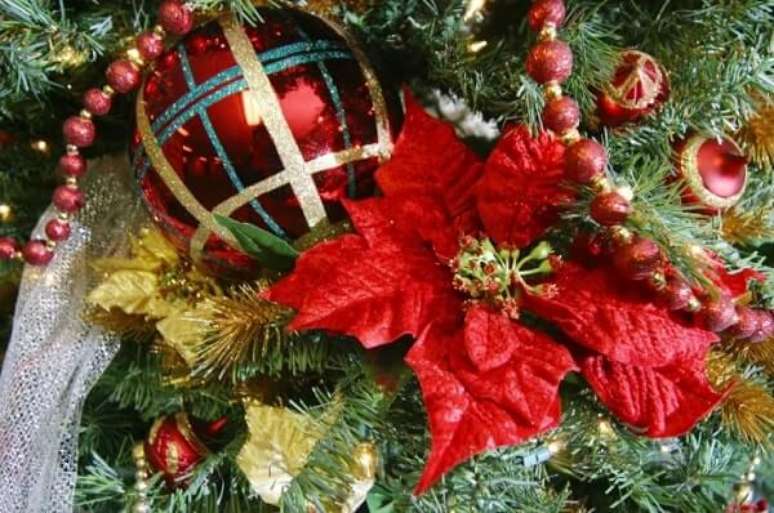 43- A flor de natal artificial &eacute; um lindo enfeite para &aacute;rvore. Fonte: Getty Images