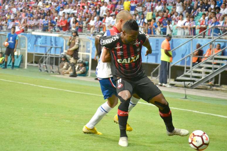 Lance durante a partida entre Bahia e Atlético PR