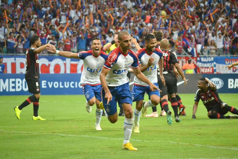 Jogadores do Bahia comemoram gol, porém o gol foi anulado