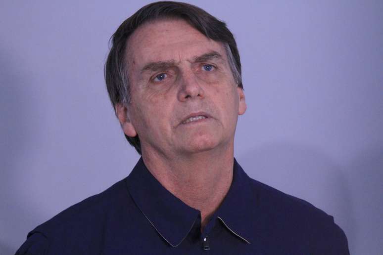 Jair Bolsonaro durante entrevista coletiva na Rua Visconde de Itaúna, Jardim Botânico, no Rio de Janeiro (RJ)