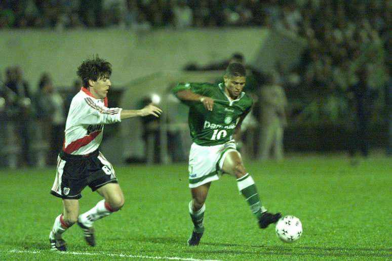 Meia Alex, do Palmeiras, durante a partida contra o River Plate, da Argentina, na semifinais da Copa Libertadores da América, no estádio Palestra Itália, em São Paulo (26/05/1999)
