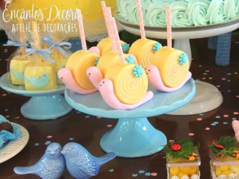 40. Rocamboles em formato de carac&oacute;is em festa jardim encantado. Foto de Encantos Decora