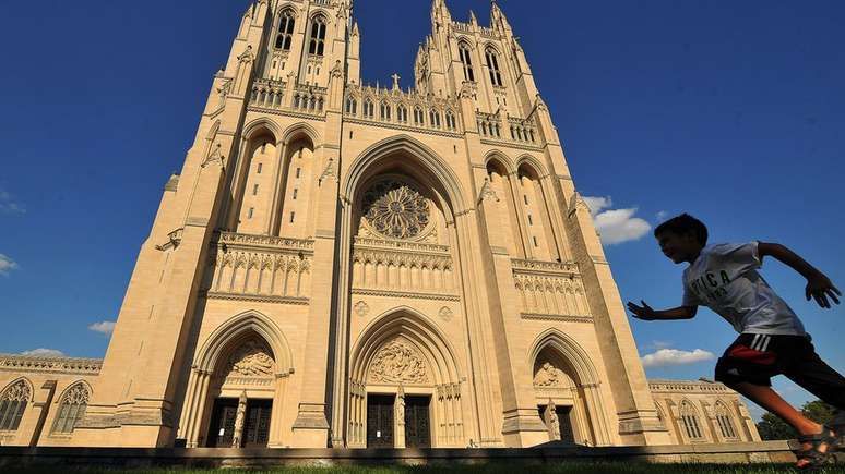 As cinzas de Shepard foram sepultadas na Catedral Nacional de Washington
