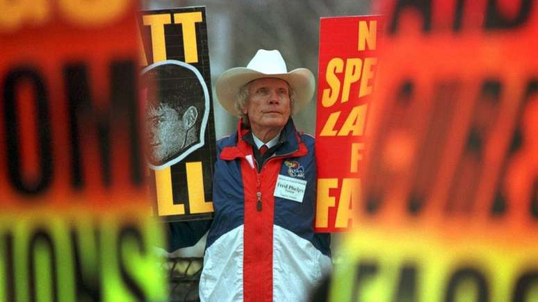 O reverendo Fred Phelps em um protesto em Laramie in 1999