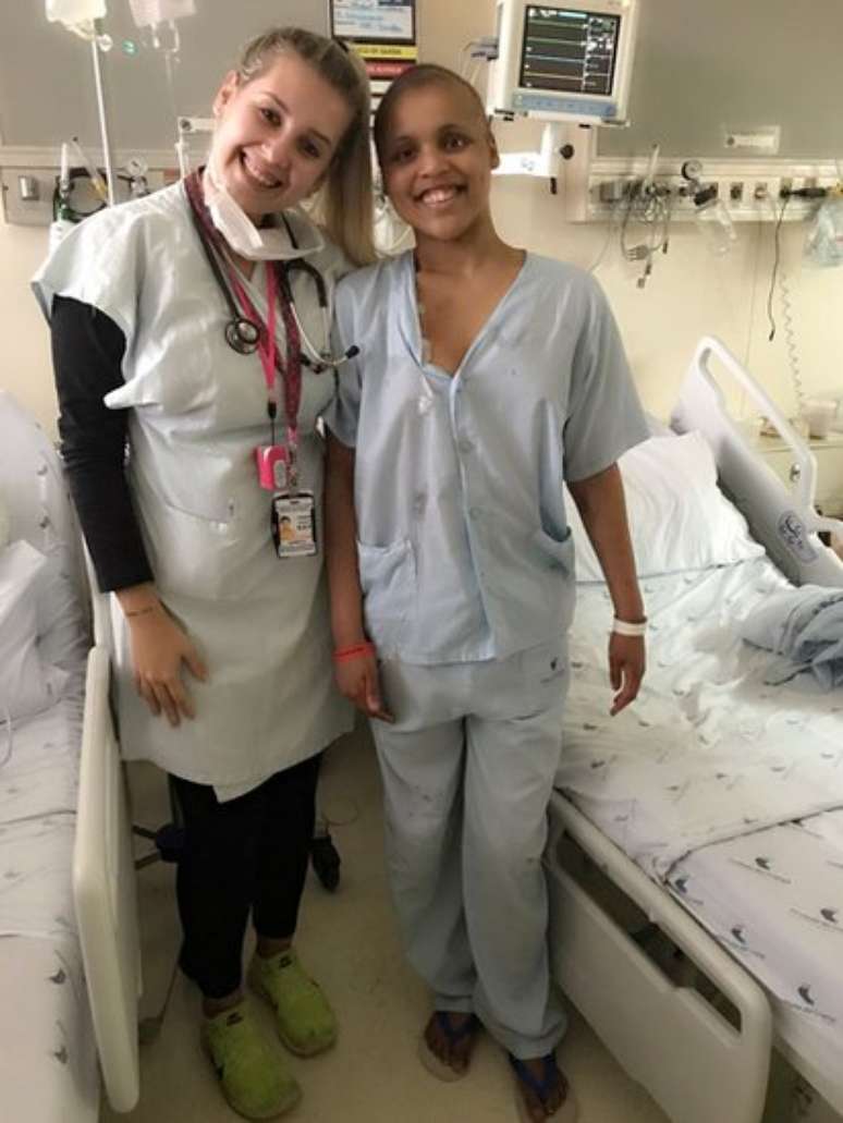 Isabel, à direita, teve o raciocínio prejudicado pelo tratamento de câncer, mas decidiu que não pararia de estudar; agora, ela fará seu segundo Enem no hospital
