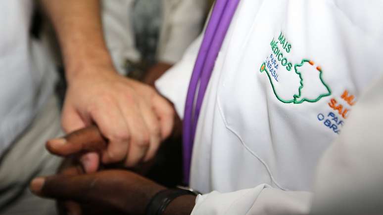 O programa Mais Médicos divide propostas de Bolsonaro e Haddad
