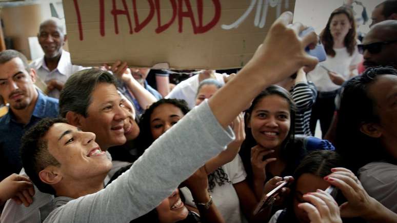 Haddad (acima, em campanha em SP) só vence entre população mais pobre e menos escolarizada e no NE