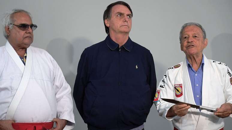 Bolsonaro recebendo homenagem de lutadores de jiu-jitsu; há tendência de queda de apoio em quase todos os estratos