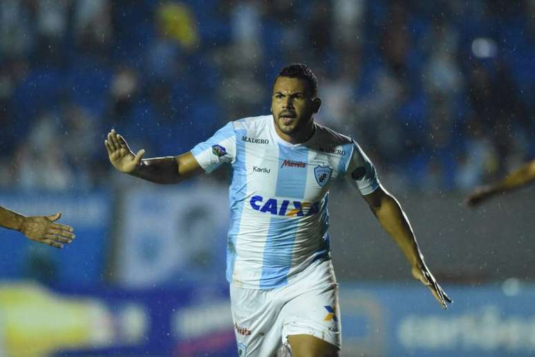 Carlos Henrique comemora gol na vitória do Londrina sobre o Vila Nova