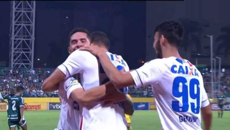 Jogadores do Avaí comemoram gol contra o Goiás