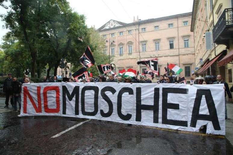 Grupo neofascista Força Nova protesta contra mesquita em Bolonha