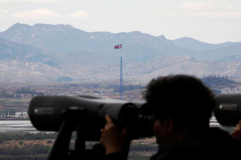 Bandeira da Coreia do Norte &eacute; vista de Paju, na Coreia do Sul 24/04/2018 REUTERS/Kim Hong-Ji 
