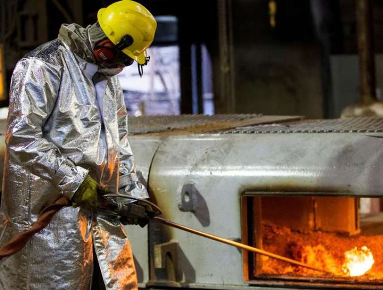 Funcionário trabalha em alto-forno da Usiminas em Ipatinga, Minas Gerais
17/04/2018 REUTERS/Alexandre Mota