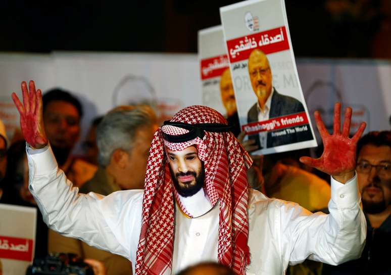 Manifestante usa máscara do príncipe Salman em protesto na frente de consulado saudita em  Istambul por morte de jornalista 25/10/2018 REUTERS/Osman Orsal