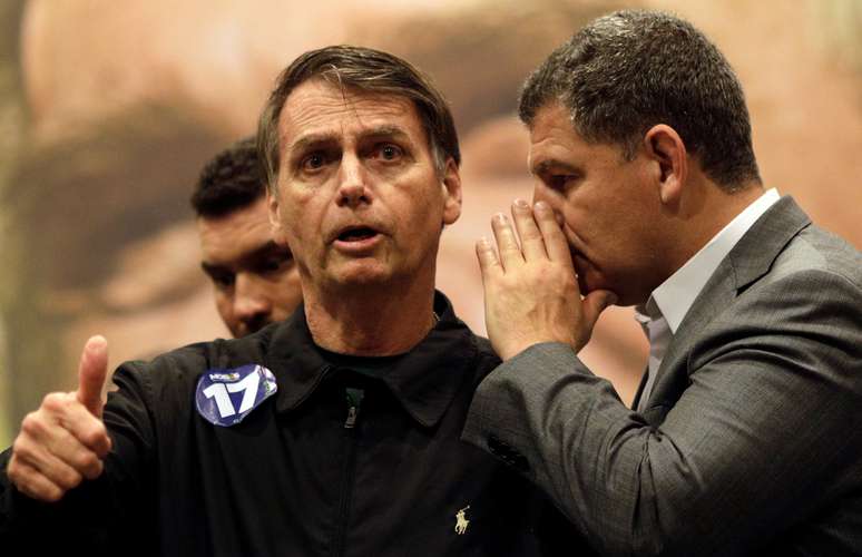 Presidente do PSL, Gustavo Bebianno, conversa com candidato do partido ao Palácio do Planalto, Jair Bolsonaro, no Rio de Janeiro
 11/10/2018
REUTERS/Ricardo Moraes