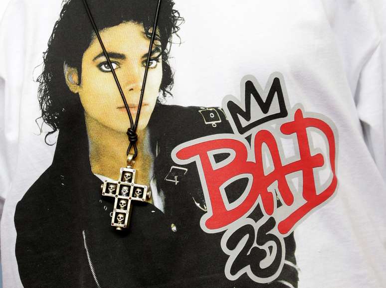 Camiseta com foto de Michael Jackson no filme "Bad 25" 
 31/8/2012    REUTERS/Max Rossi 