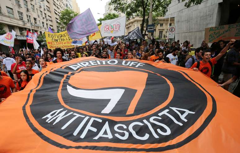 Estudantes protestam em frente ao Tribunal Regional Eleitoral no Rio de Janeiro
26/10/2018 REUTERS/Sergio Moraes 