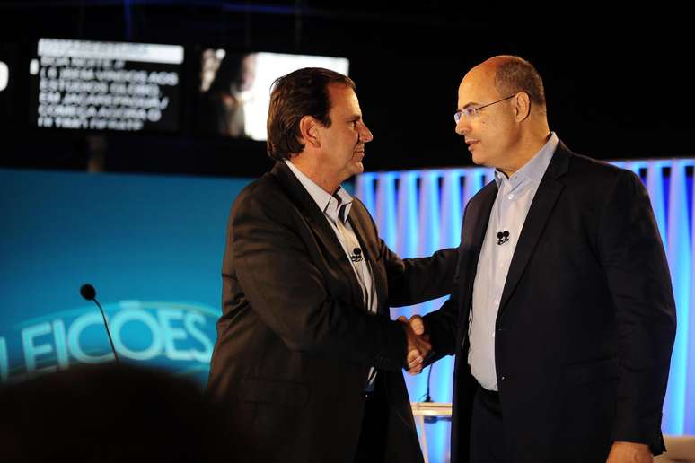 Os candidatos Eduardo Paes (DEM) e Wilson Witzel (PSC) durante o debate ao governo do Rio na Rede Globo, nesta quinta-feira (25)