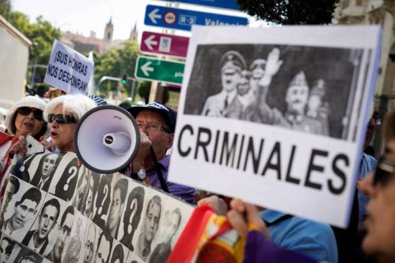 Espanhóis protestam contra enterro de Franco em Catedral