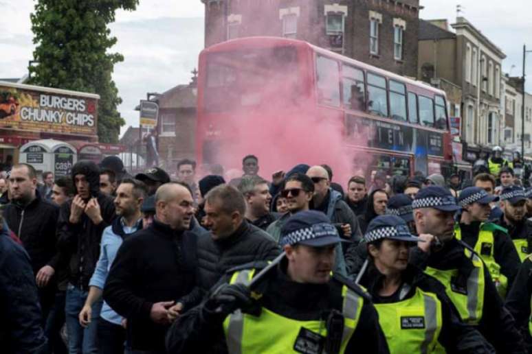 Torcedores ingleses antes de uma partida da Premier League (Foto: CHRIS J RATCLIFFE / AFP)