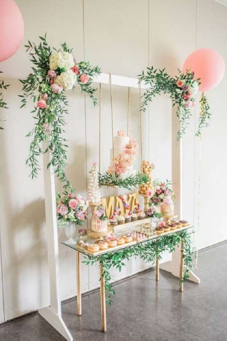 5. Decora&ccedil;&atilde;o simples para ch&aacute; de beb&ecirc; r&uacute;stico com arranjos de flores &ndash; Foto: Solo Bebes