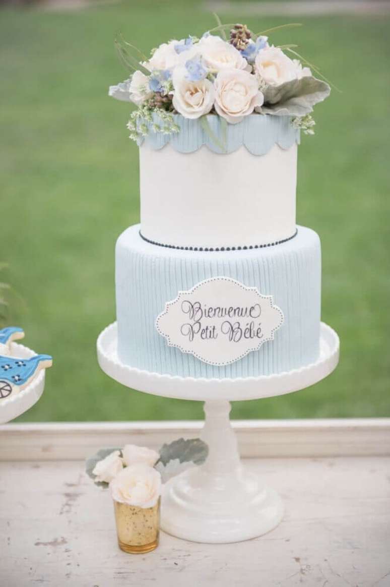 16. Lindo bolo de ch&aacute; de beb&ecirc; menino com flores no topo &ndash; Foto: Style Me Pretty