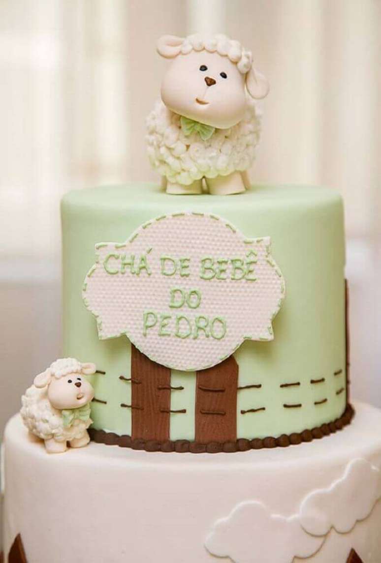 17. Bolo para ch&aacute; de beb&ecirc; confeitado com bonequinhos de ovelhinhas &ndash; Foto: Pinterest