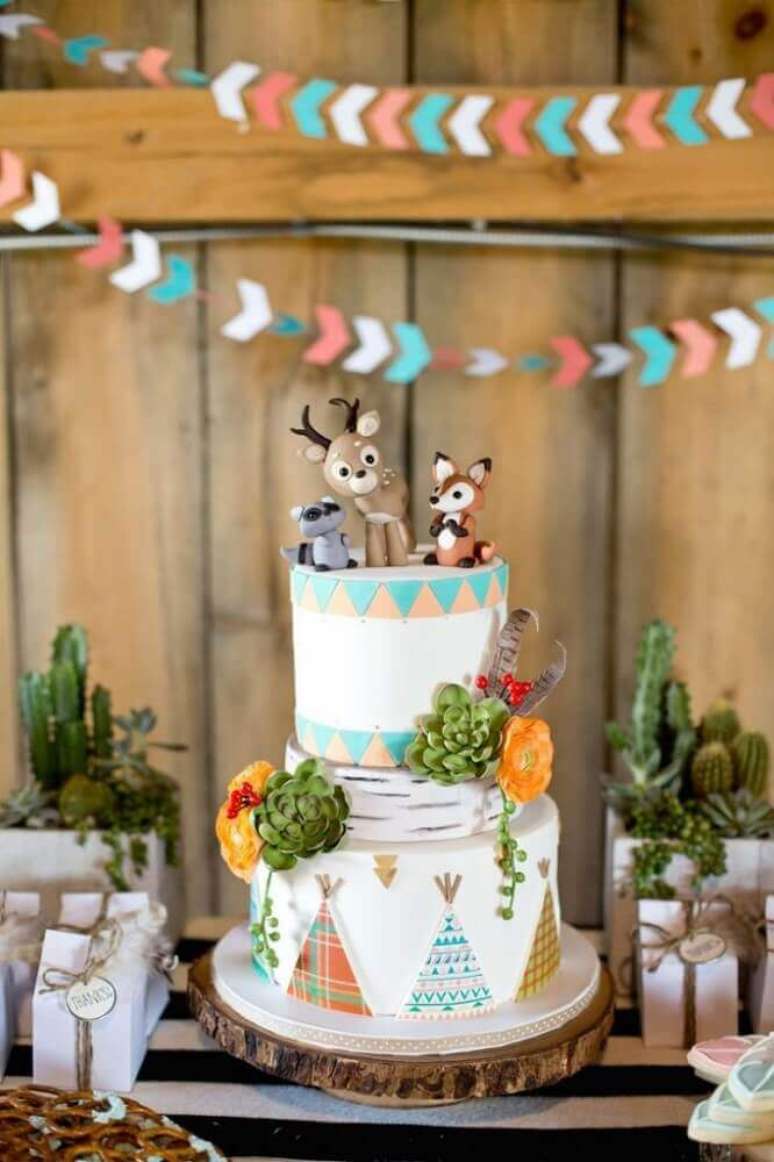 18. Linda decora&ccedil;&atilde;o com estilo r&uacute;stico e bolo para ch&aacute; de beb&ecirc; com bonequinho de bichinhos no topo e decorado com suculentas &ndash; Foto: Tinyme