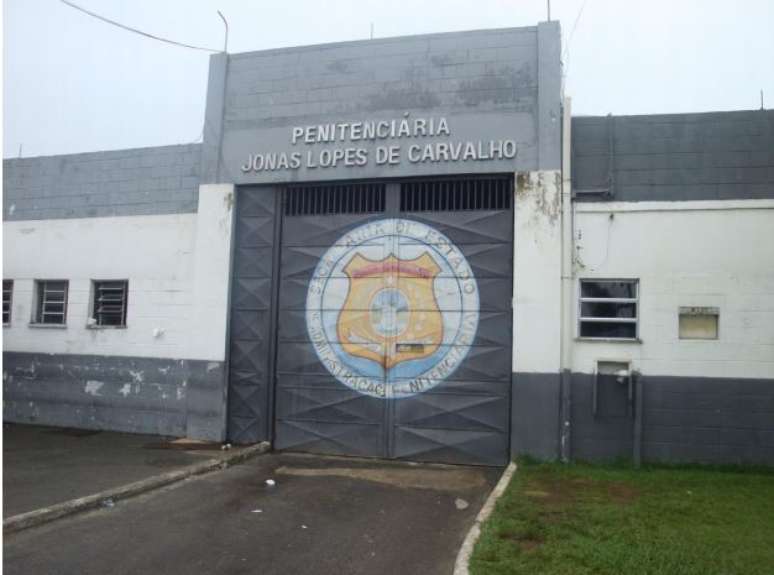 Entrada de veículos da Penitenciária Jonas Lopes de Carvalho