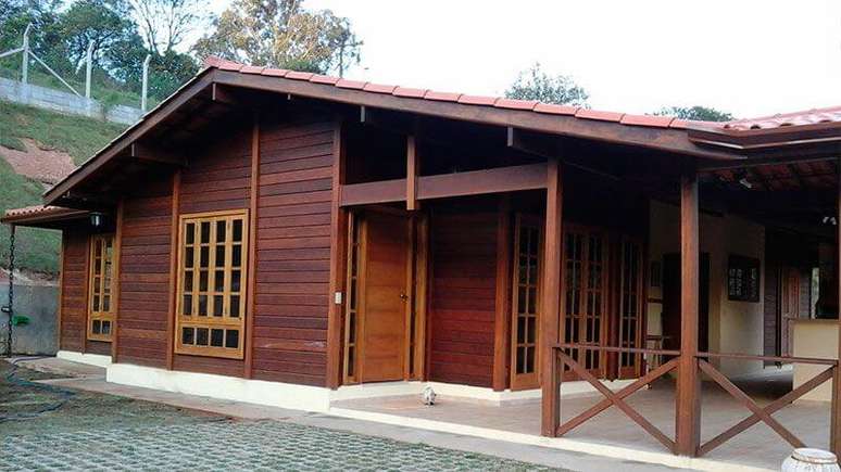 44. Casas pré-fabricada de madeira com telhas de cerâmica