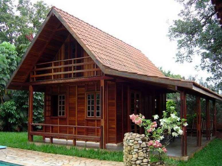 55. Casa pré-fabricada de madeira com varanda no andar de cima