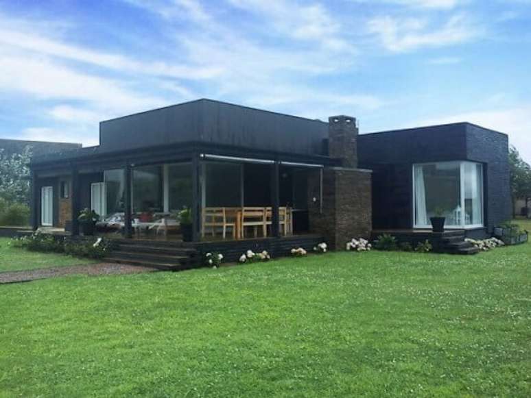 52. Casa pr&eacute;-fabricada preta