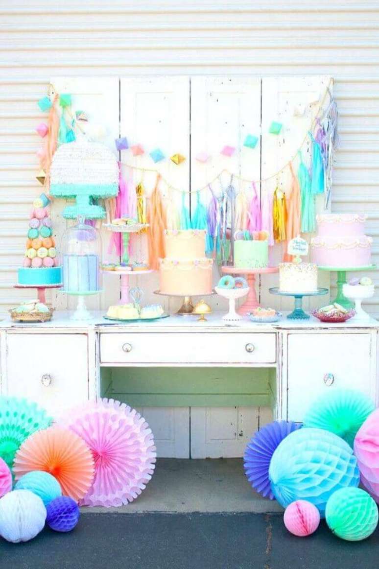 20. Quer um ch&aacute; de beb&ecirc; bem divertido? Para isso invista em uma decora&ccedil;&atilde;o bem colorida &ndash; Foto: The Holk