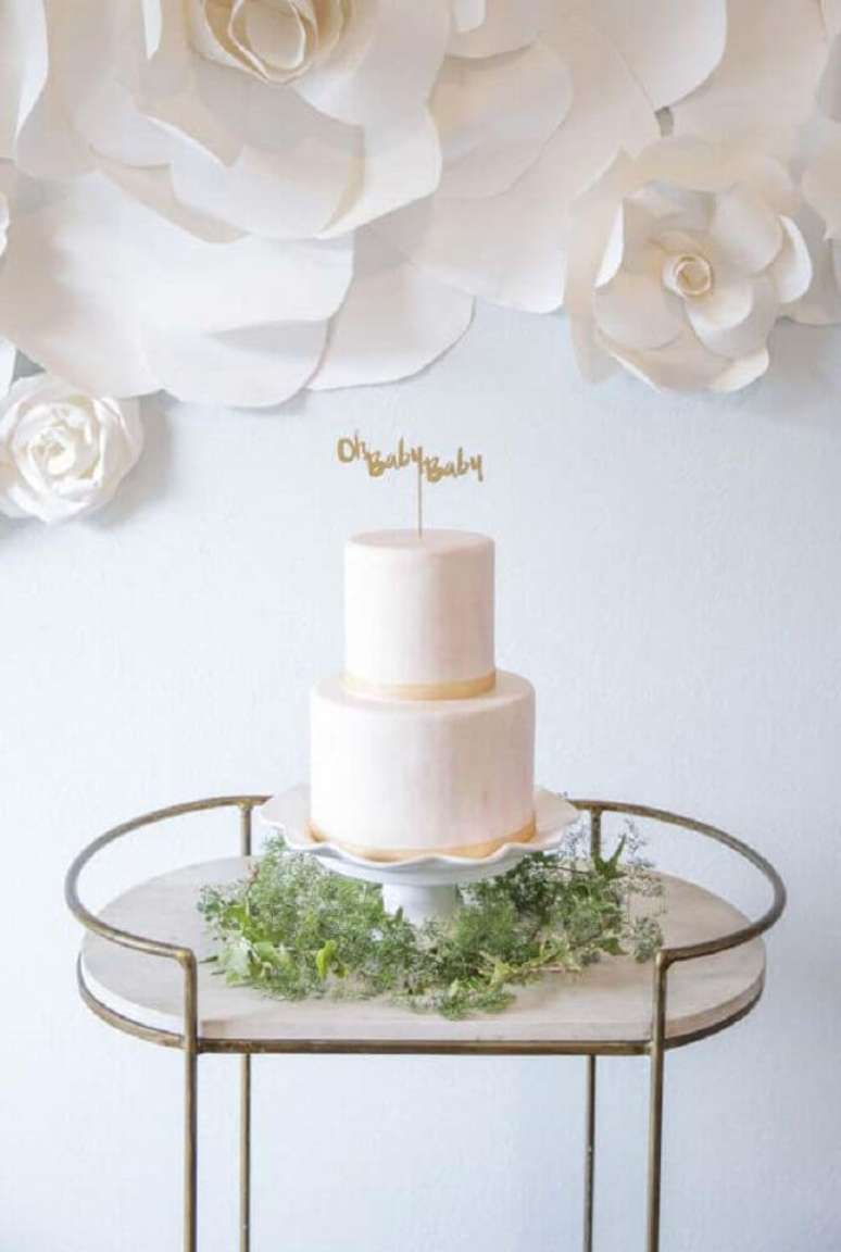 21. Decora&ccedil;&atilde;o de ch&aacute; de beb&ecirc; com estilo minimalistas e com flores de papel na parede &ndash; Foto: La Tavola Linen