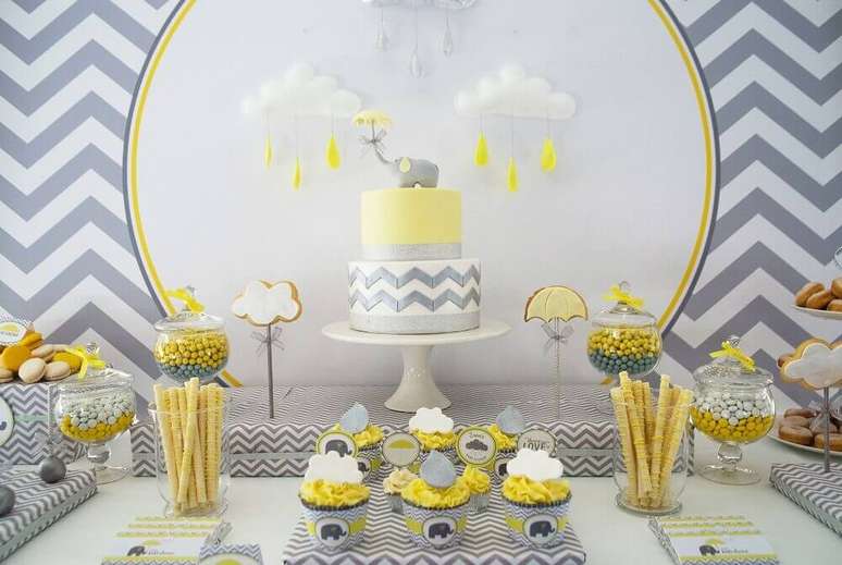 10. Linda decora&ccedil;&atilde;o neutra para ch&aacute; de beb&ecirc; cinza e amarelo com tema elefantinho &ndash; Foto: Baby Shower Ideas