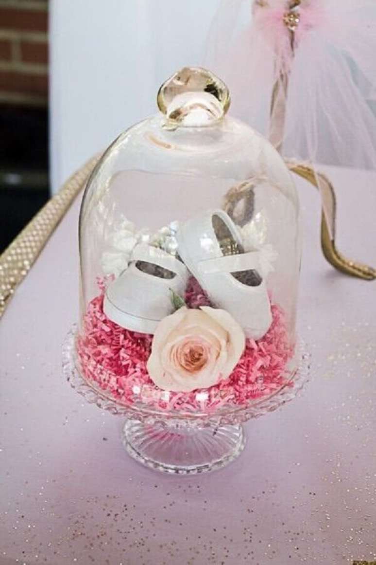 24. Use um vidro com tampa com o primeiro sapatinho do baby na decora&ccedil;&atilde;o de ch&aacute; de beb&ecirc; &ndash; Foto: Baby Shower Ideas