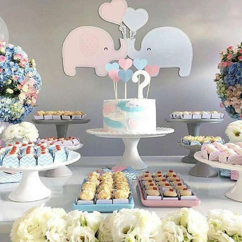 25. Decora&ccedil;&atilde;o de ch&aacute; de beb&ecirc; azul e rosa, perfeito para mam&atilde;e que est&aacute; g&ecirc;meos &ndash; Foto: Pinterest